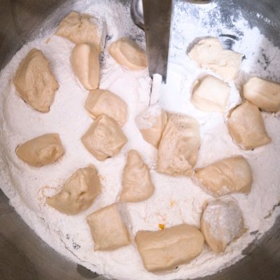 面包面团发酵过度怎么补救,已经发酵好的面团太硬怎么补救