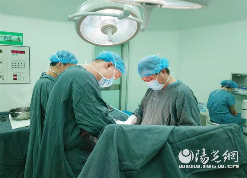 女子肚大似怀孕医生成功摘肿瘤,肚大如球的孕妇