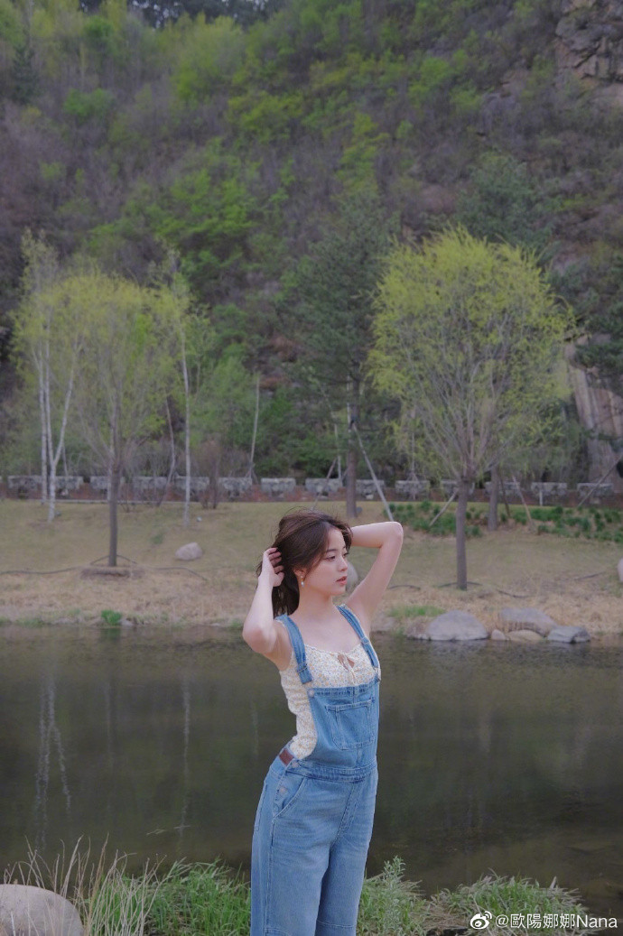 欧阳娜娜白色背心,欧阳娜娜镂空背心