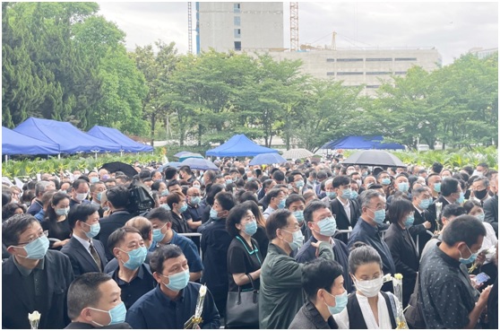 吴孟超院士告别仪式现场直播,上海民众冒雨送别吴孟超院士