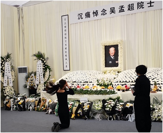 吴孟超院士告别仪式现场直播,上海民众冒雨送别吴孟超院士