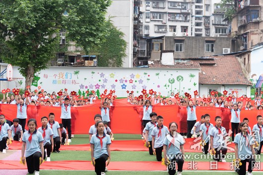 唱响校园之歌争做阳光少年,师生同唱教育歌