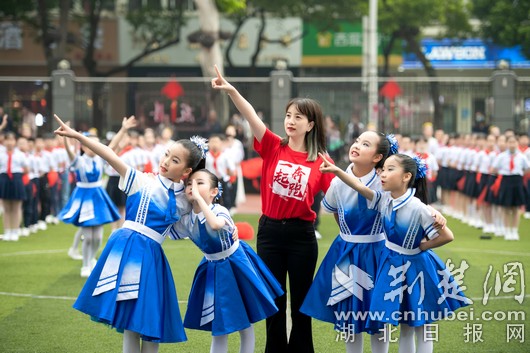 唱响校园之歌争做阳光少年,师生同唱教育歌