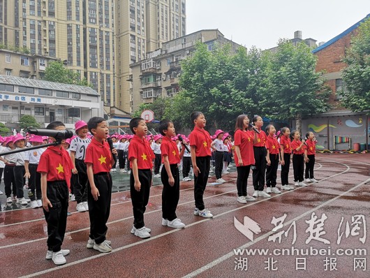 唱响校园之歌争做阳光少年,师生同唱教育歌