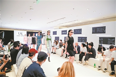 夏日穿裙子出场,出场裙装