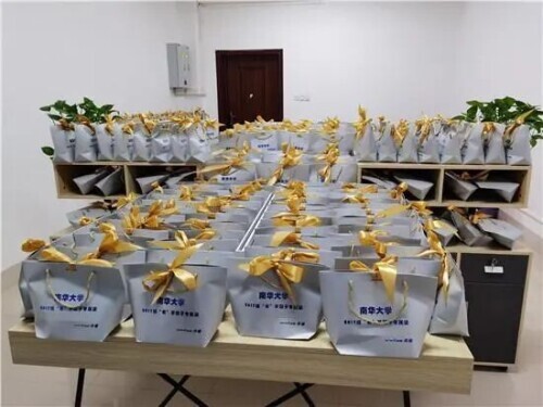 慕了!95后美女辅导员为毕业生定制礼物