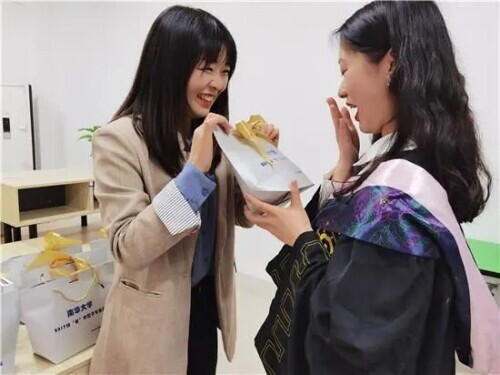 慕了!95后美女辅导员为毕业生定制礼物