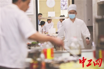 钢城：向海而生