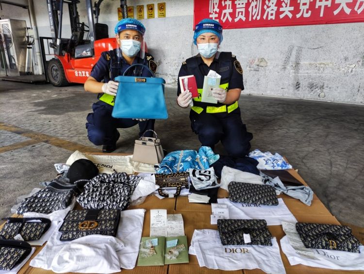 海关检查发现其腰缠12公斤黄金,带违禁品被海关查获