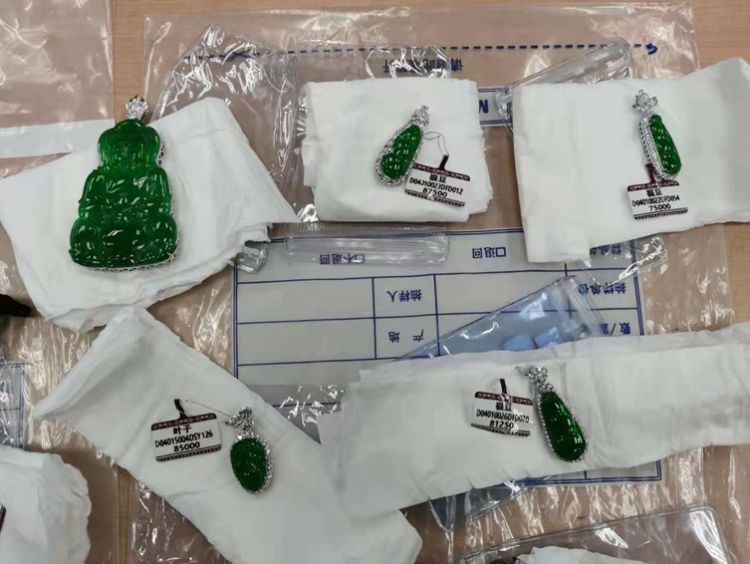 海关检查发现其腰缠12公斤黄金,带违禁品被海关查获