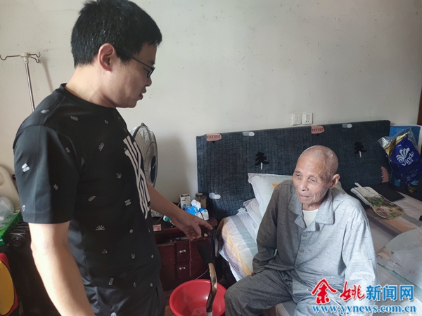 河姆渡镇有这样一位医生，驱车50公里来回，只为了帮老人更换导尿管