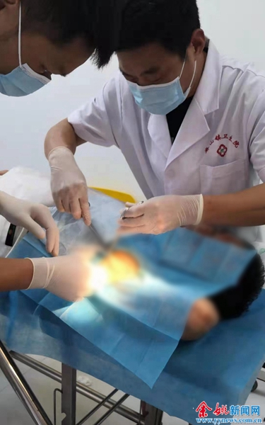 河姆渡镇有这样一位医生，驱车50公里来回，只为了帮老人更换导尿管