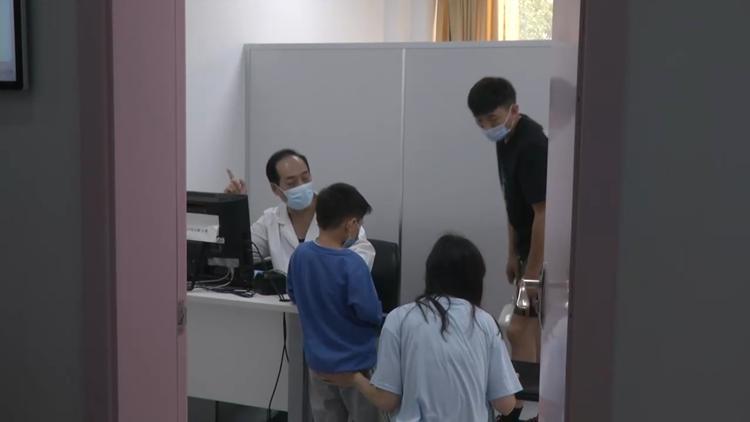 8岁男孩总是眨眼睛还抿嘴巴,小孩使劲眨眼睛做鬼脸是什么病