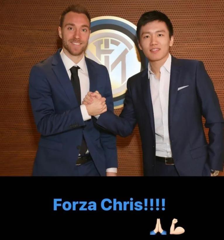 突发！欧洲杯惊魂13分钟，丹麦“爱神”突然倒地！队医狂奔进场紧急心脏抢救，目前已能正常交流！张康阳送祝福，网友：本届最佳扑救