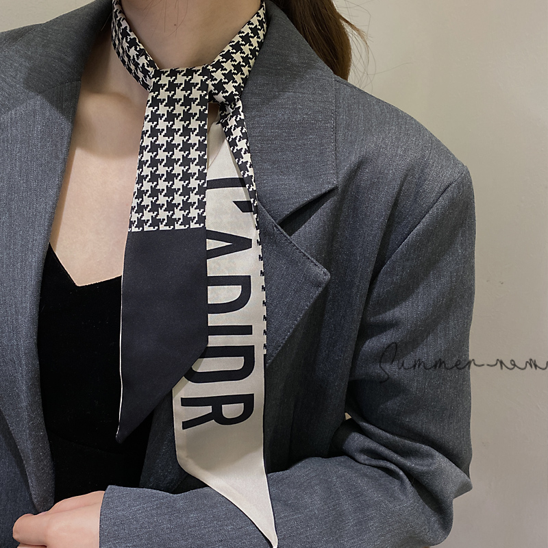 丝巾怎么系颈部不会散开,长条丝巾最简单好看的系法