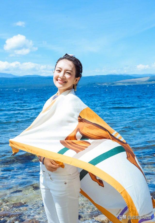 丝巾怎么系颈部不会散开,长条丝巾最简单好看的系法