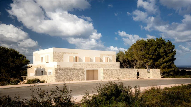 素色灰瓷砖和花纹灰砖拼接,石材和陶土砖铺装