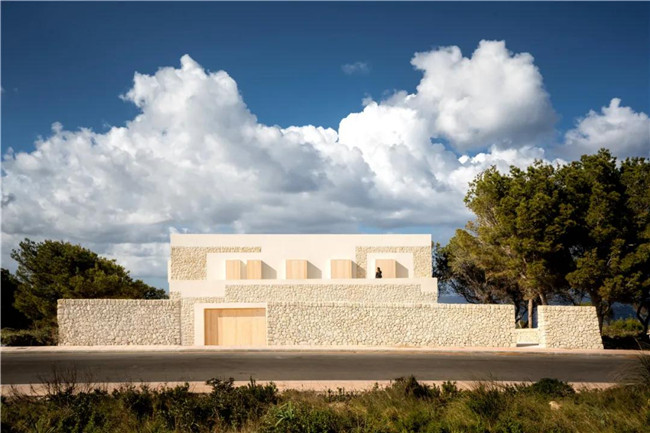 素色灰瓷砖和花纹灰砖拼接,石材和陶土砖铺装