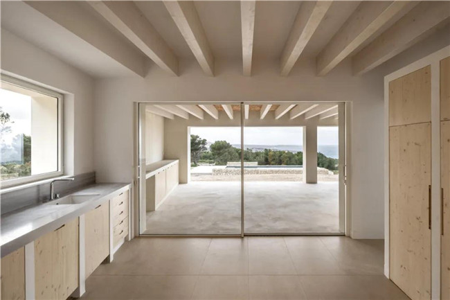 素色灰瓷砖和花纹灰砖拼接,石材和陶土砖铺装