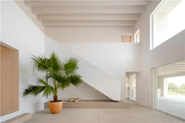 素色灰瓷砖和花纹灰砖拼接,石材和陶土砖铺装