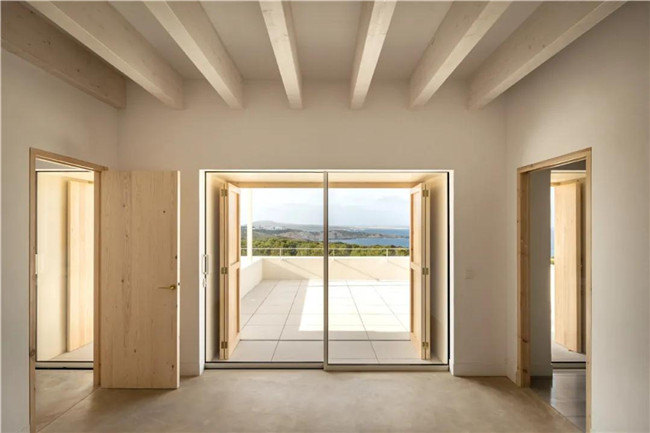 素色灰瓷砖和花纹灰砖拼接,石材和陶土砖铺装