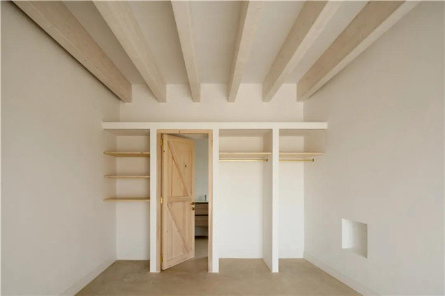 素色灰瓷砖和花纹灰砖拼接,石材和陶土砖铺装