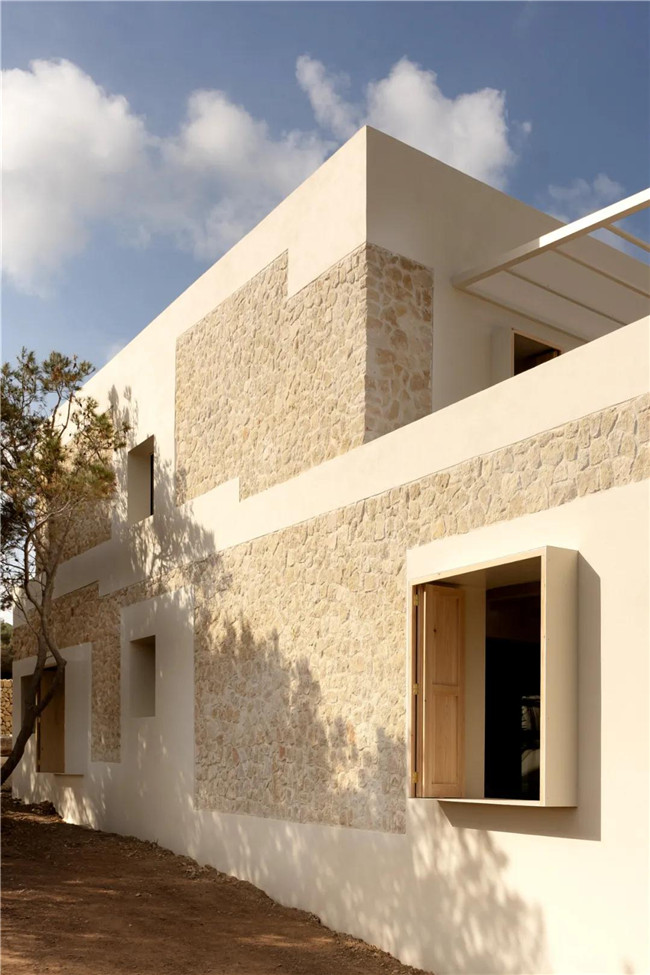 素色灰瓷砖和花纹灰砖拼接,石材和陶土砖铺装