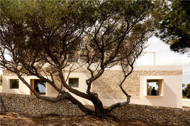 素色灰瓷砖和花纹灰砖拼接,石材和陶土砖铺装