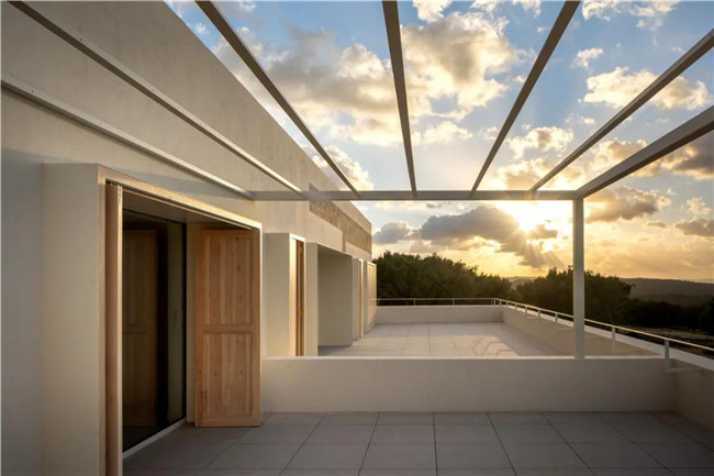 素色灰瓷砖和花纹灰砖拼接,石材和陶土砖铺装