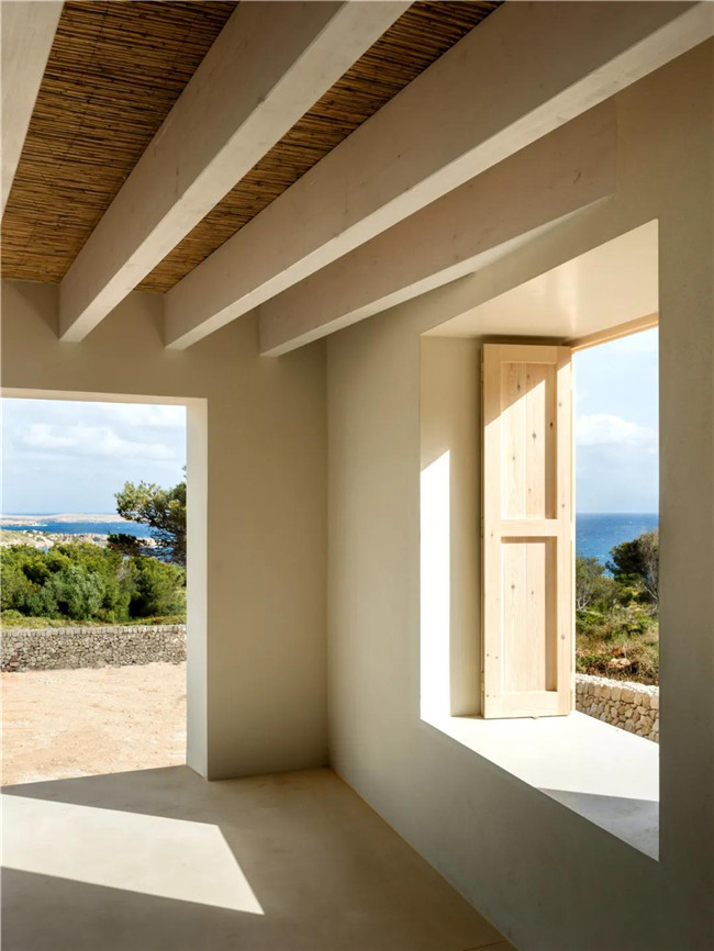 素色灰瓷砖和花纹灰砖拼接,石材和陶土砖铺装