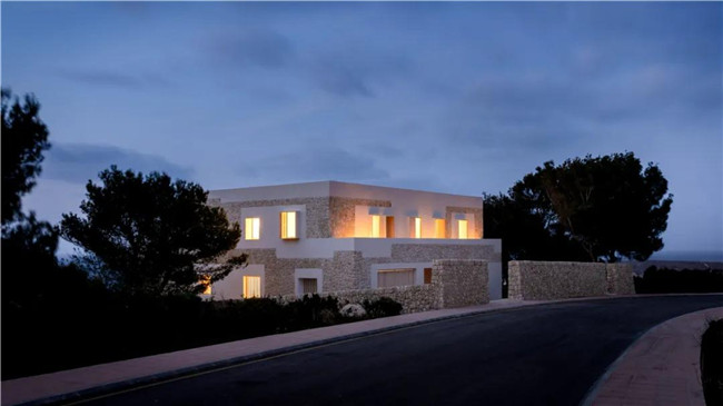 素色灰瓷砖和花纹灰砖拼接,石材和陶土砖铺装