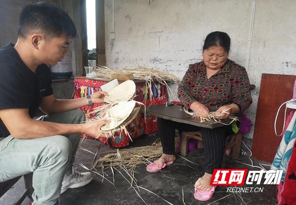 凤凰吉信镇：小草编开启致富新门路