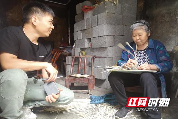 凤凰吉信镇：小草编开启致富新门路