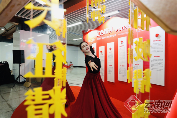 昆明地铁开展“红色快闪活动”秀出“最红”地铁乐章