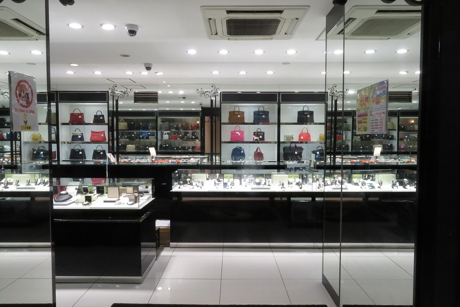 揭秘大黑屋!靠气味眼神辨真伪,四大奢侈品牌最受中国消费者欢迎