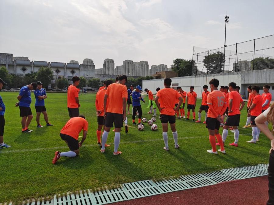 青岛海牛殷铁生赛后,青岛海牛主帅殷铁生
