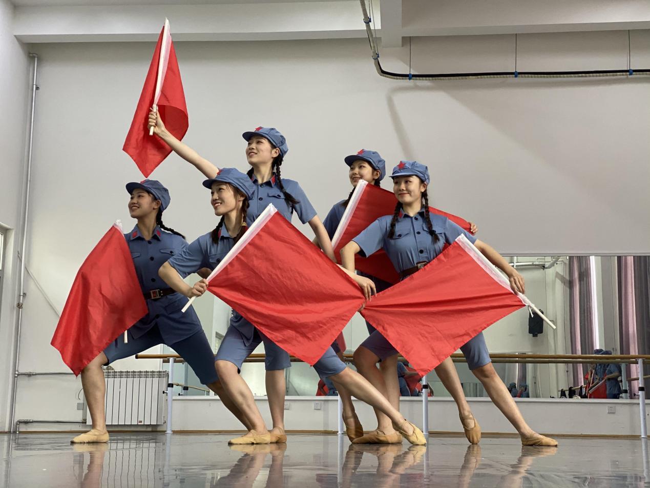 “大美颂赞百年辉煌”山东工艺美术学院庆祝中国*产党共**百年华诞艺术与设计主题创作展开幕