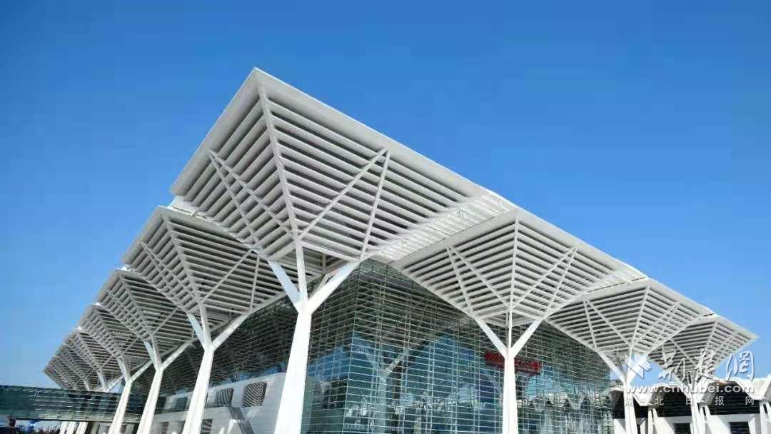 手臂被晒伤脱皮一块一块的白,胳膊被晒伤后掉皮了怎么办