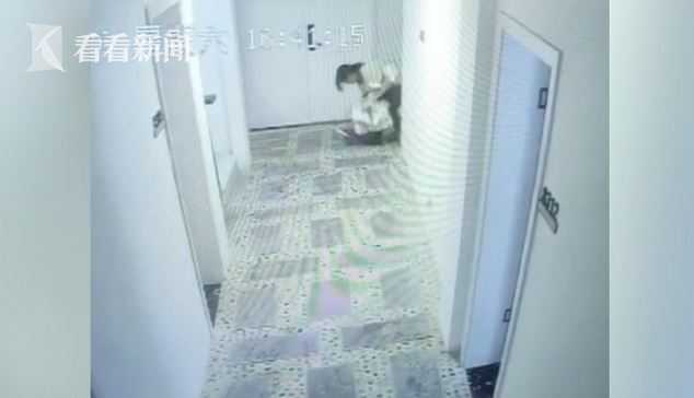 情侣入住酒店突然被人闯入怎么办,情侣住酒店房门被打开能不能索赔