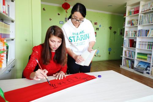 深化人文交流互鉴促进民心相知相通