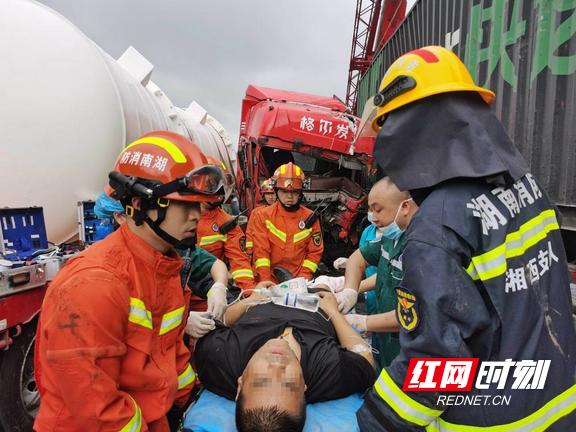 车辆追尾司机被困消防紧急救援,高速路上两车追尾消防紧急救援