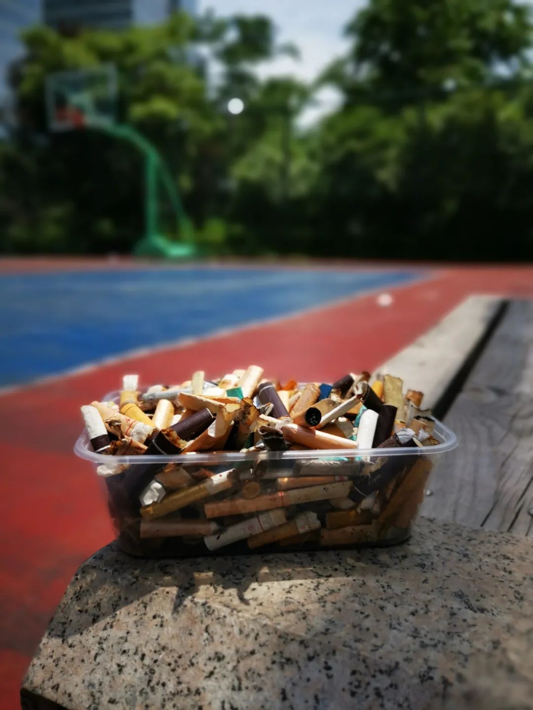 香烟到底是香还是臭？小女孩一个举动，杭州30年“老烟枪”被暴击