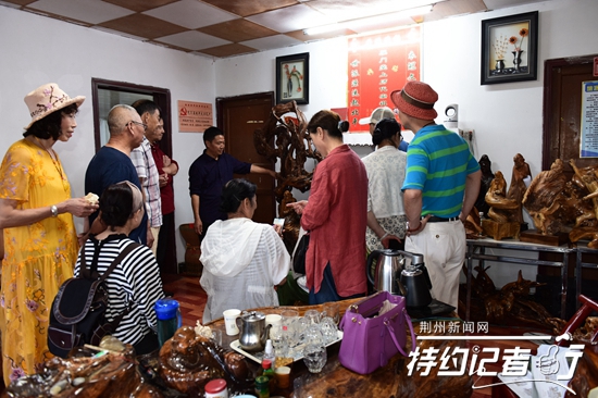 大山里的根雕艺术家,根雕艺术家展示原创根雕作品