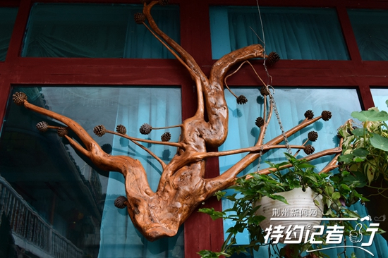 大山里的根雕艺术家,根雕艺术家展示原创根雕作品