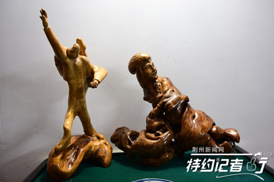 大山里的根雕艺术家,根雕艺术家展示原创根雕作品