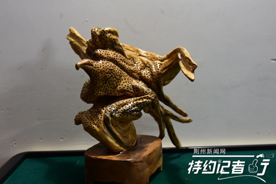 大山里的根雕艺术家,根雕艺术家展示原创根雕作品