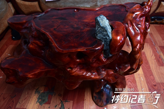 大山里的根雕艺术家,根雕艺术家展示原创根雕作品