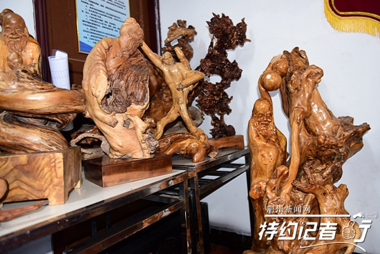 大山里的根雕艺术家,根雕艺术家展示原创根雕作品