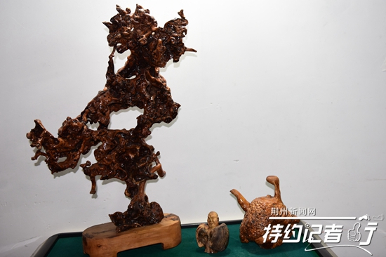 大山里的根雕艺术家,根雕艺术家展示原创根雕作品