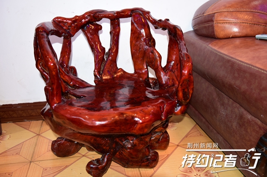 大山里的根雕艺术家,根雕艺术家展示原创根雕作品